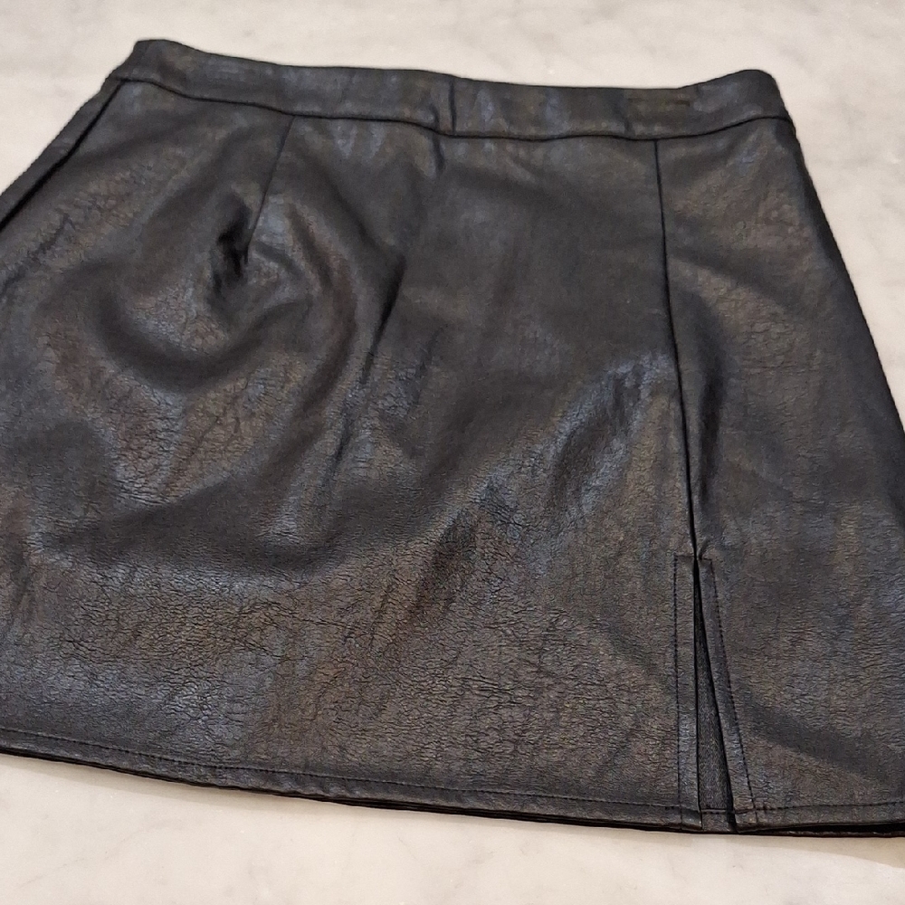 Storia Black Faux Leather Mini Skirt Slit Sz Small Evening Party Outfit Vegan